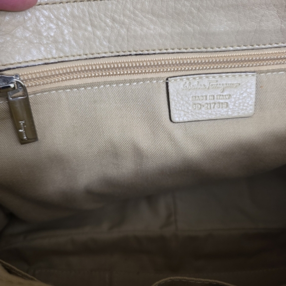 Salvatore Ferragamo | Beige Pebbled Leather Shoulder Bag - Picture 10 of 12